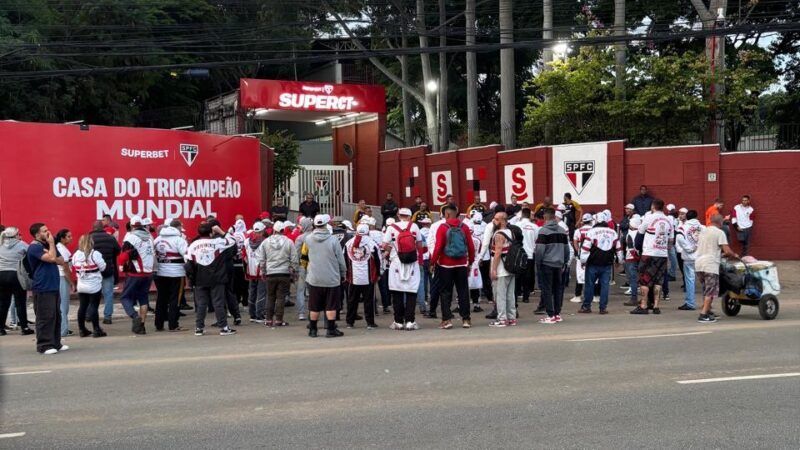 Torcida do São Paulo protesta no CT após eliminação na Copa do Brasil