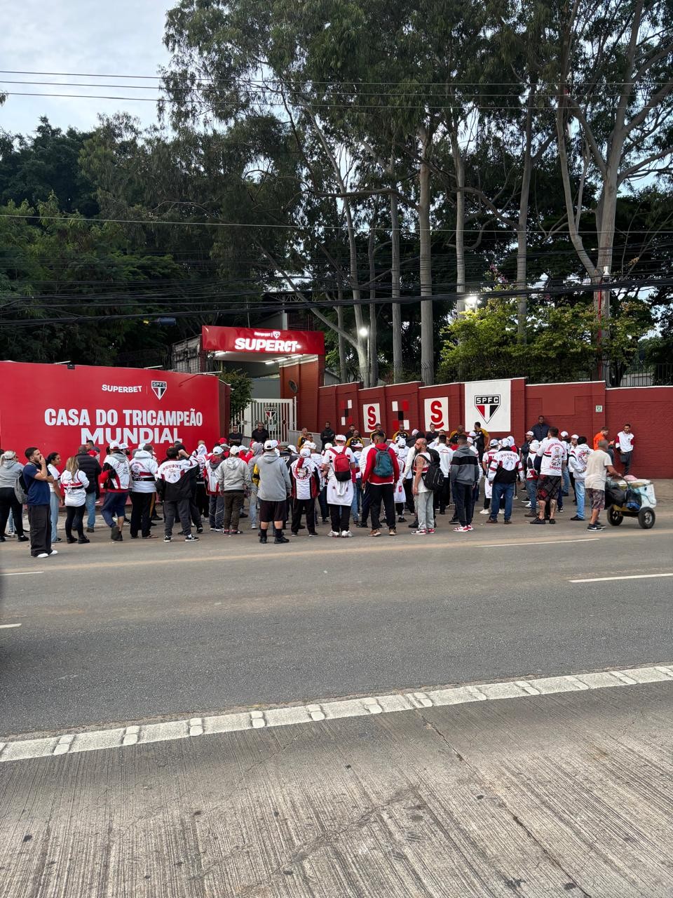 Torcida do São Paulo protesta no CT após eliminação na Copa do Brasil
