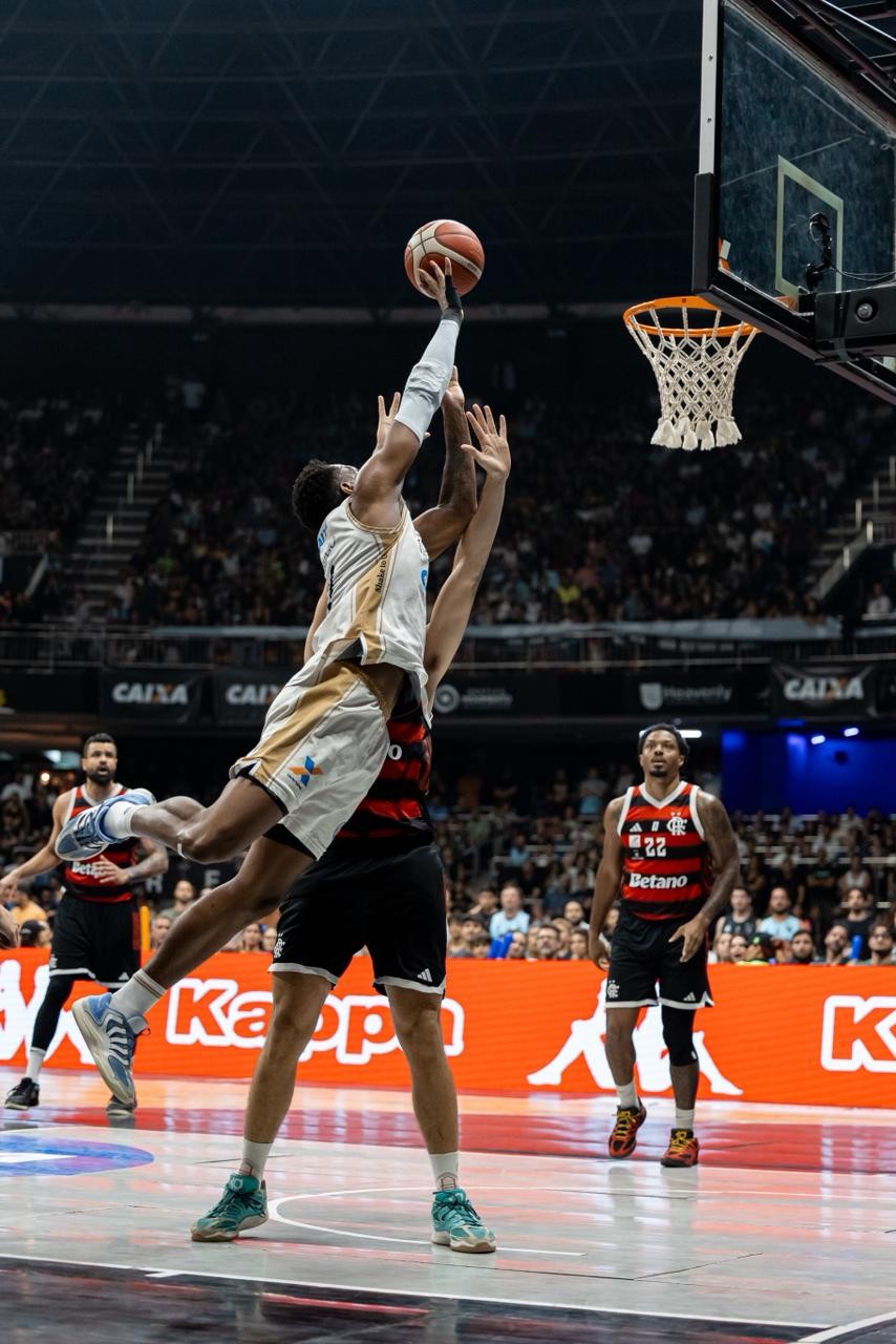 Brasília vence o Flamengo em jogo com recorde de público e volta à semifinal do NBB após 10 anos