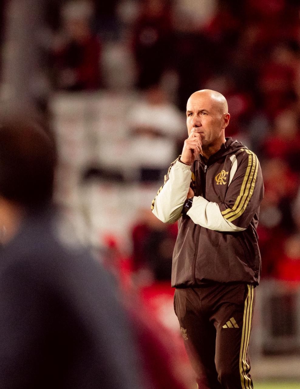Jardim vê Flamengo melhor que o Athletico-PR no 2º tempo e defende Rossi de falhas: “Episódios isolados”