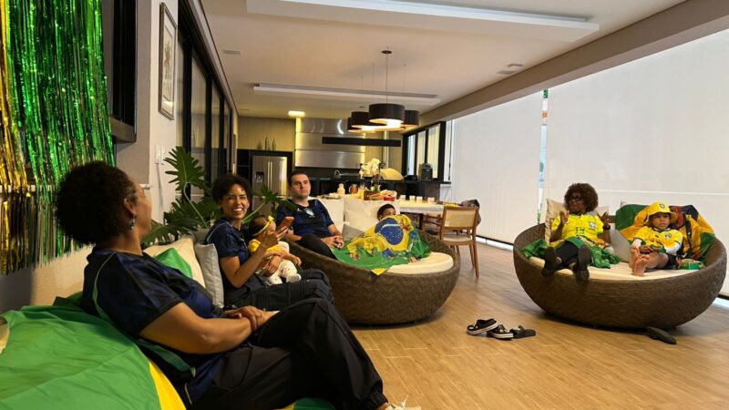 Família de Fabinho celebra convocação para Copa; veja o vídeo