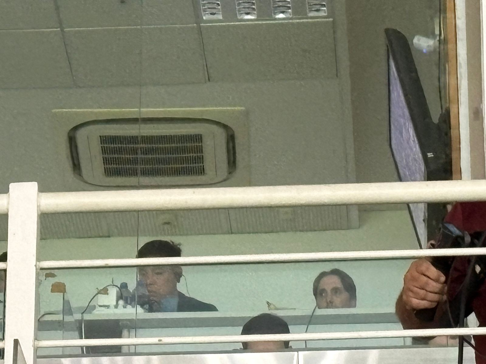 Zubeldía fez falta? Suspenso, treinador assiste à vitória em cabine do Maracanã