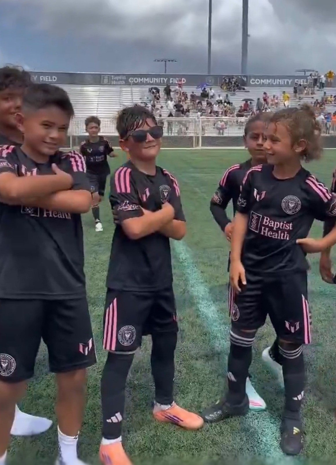 Filho de Messi faz gol de falta e tira onda na comemoração; veja