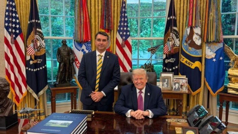 Flávio Bolsonaro se encontra com Trump na Casa Branca