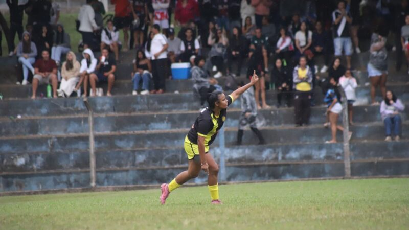 Do luto ao protagonismo: meia volta ao futebol e vira destaque de finalista da Taça das Favelas