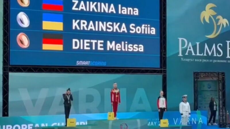 Ginastas ucranianas tapam ouvidos durante hinos de Rússia e Belarus em Campeonato Europeu