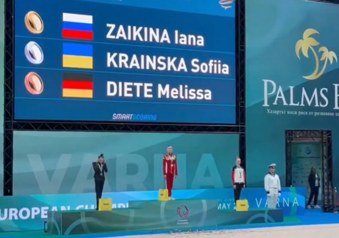 Ginastas ucranianas tapam ouvidos durante hinos de Rússia e Belarus em Campeonato Europeu