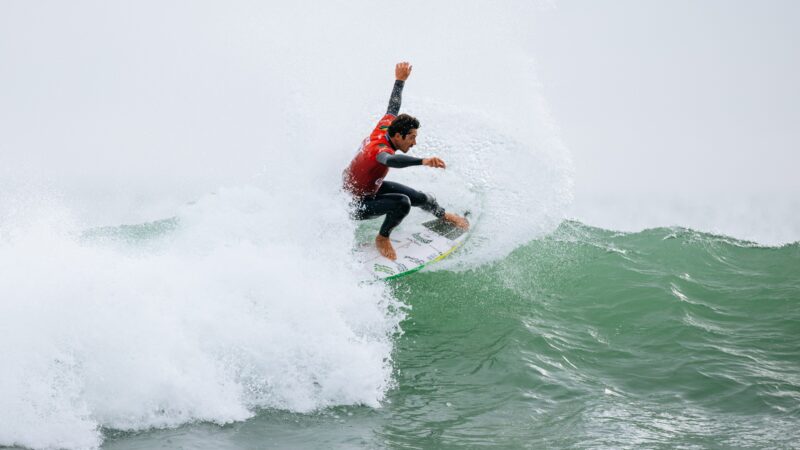 Yago Dora obtém primeira nota 10 da WSL em 2026 e vai encarar Italo Ferreira na semi em Raglan; veja