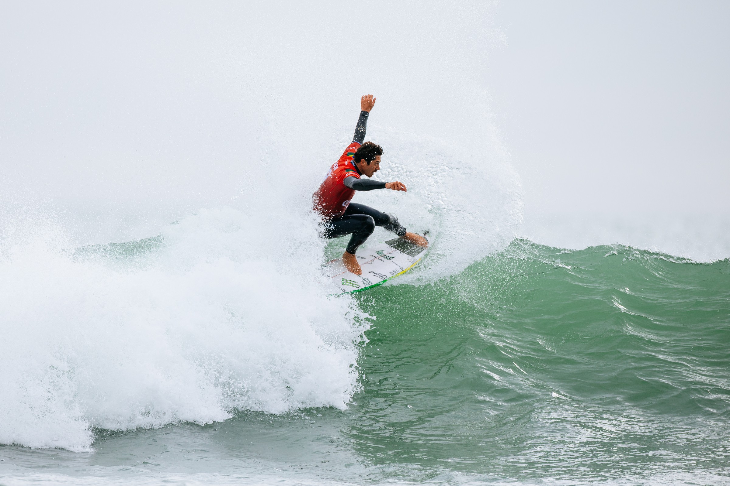 Yago Dora obtém primeira nota 10 da WSL em 2026 e vai encarar Italo Ferreira na semi em Raglan; veja