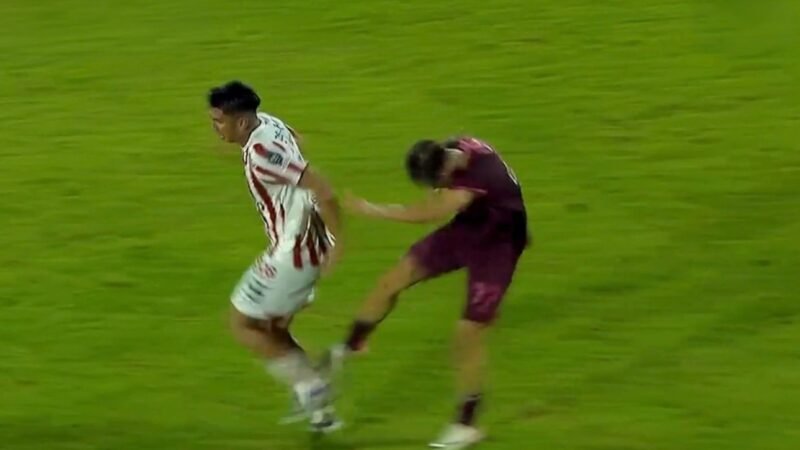 Ex-Grêmio perde a cabeça e chuta rival pelas costas em eliminação do Lanús na Argentina; veja