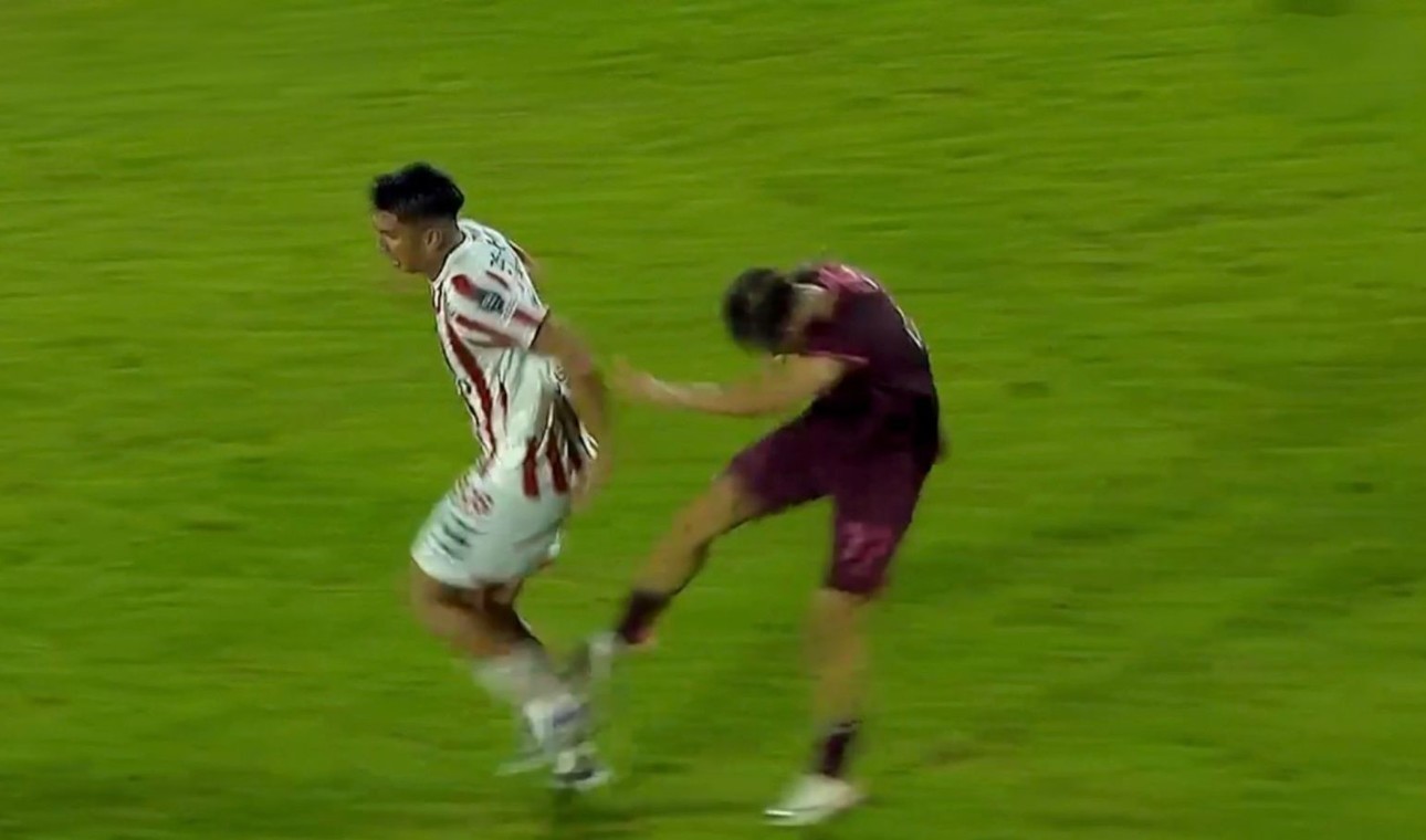 Ex-Grêmio perde a cabeça e chuta rival pelas costas em eliminação do Lanús na Argentina; veja
