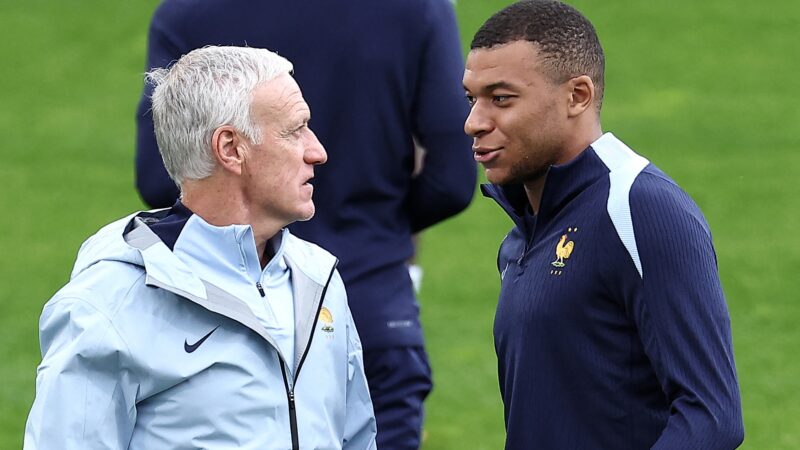 Deschamps rebate críticas sobre Mbappé e defende craque como centroavante da França: “Devo ser idiota”