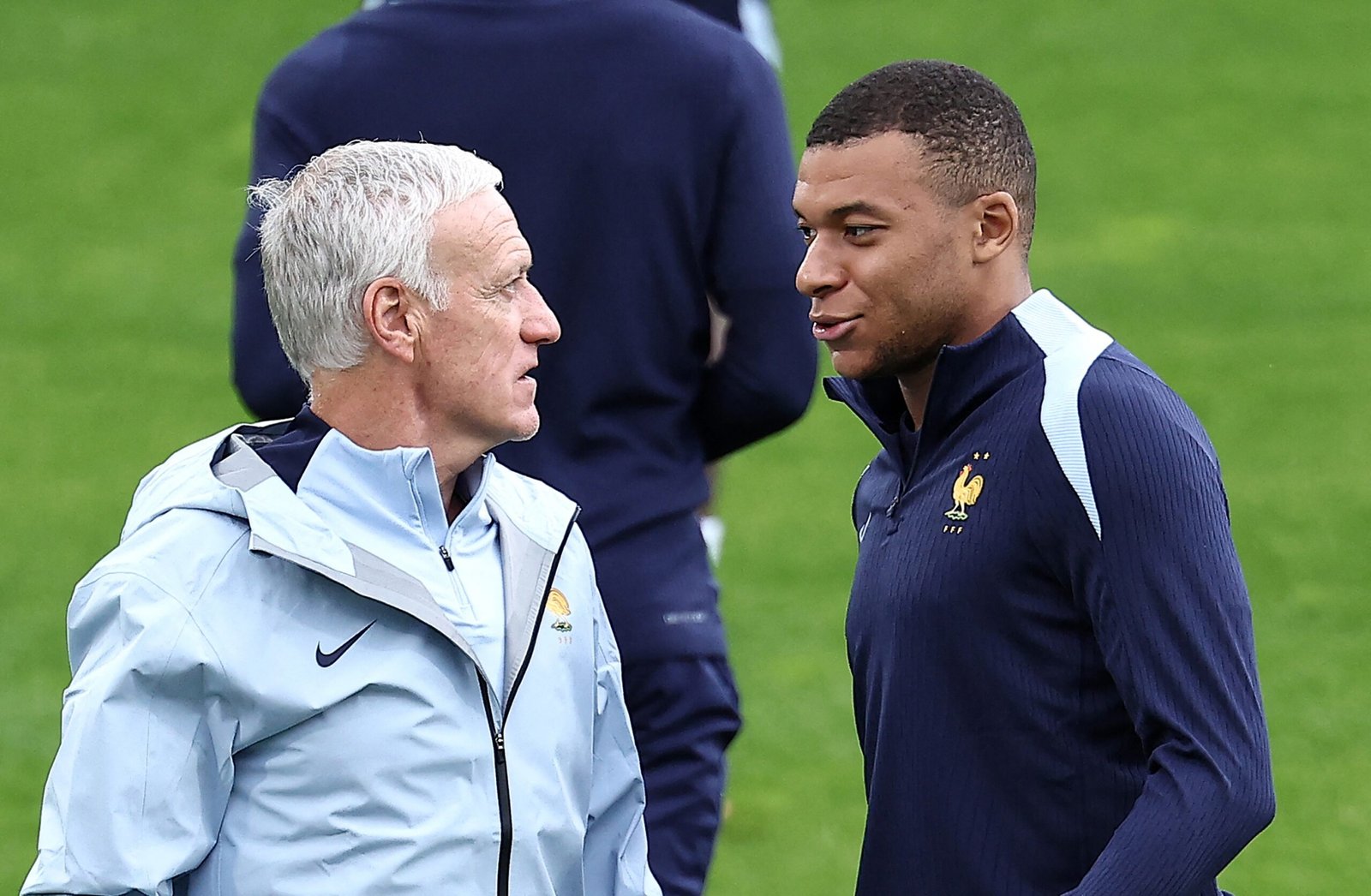 Deschamps rebate críticas sobre Mbappé e defende craque como centroavante da França: “Devo ser idiota”