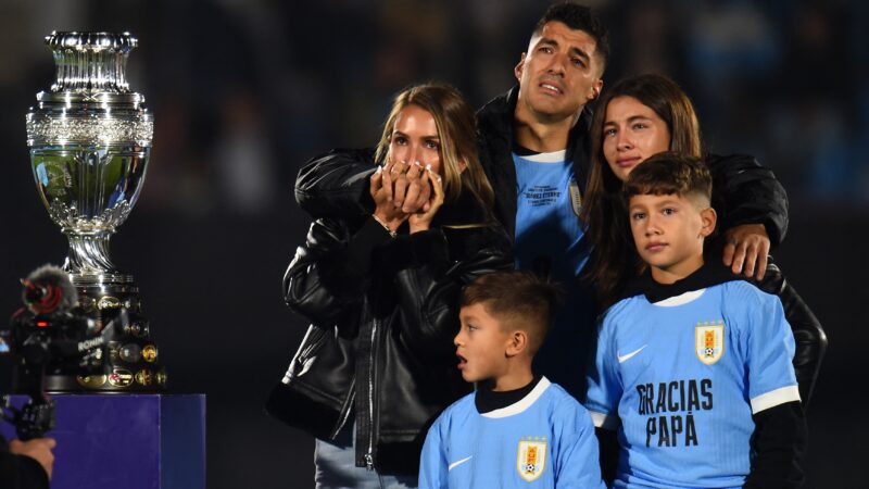 Bielsa explica motivo de ter deixado Suárez fora da lista do Uruguai para a Copa