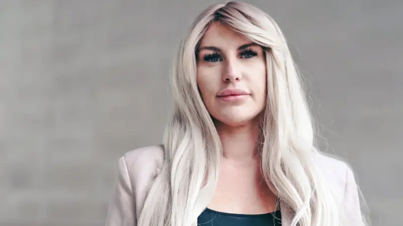Agentes no OnlyFans controlam e ameaçam modelos enquanto retêm metade dos ganhos, revela BBC
