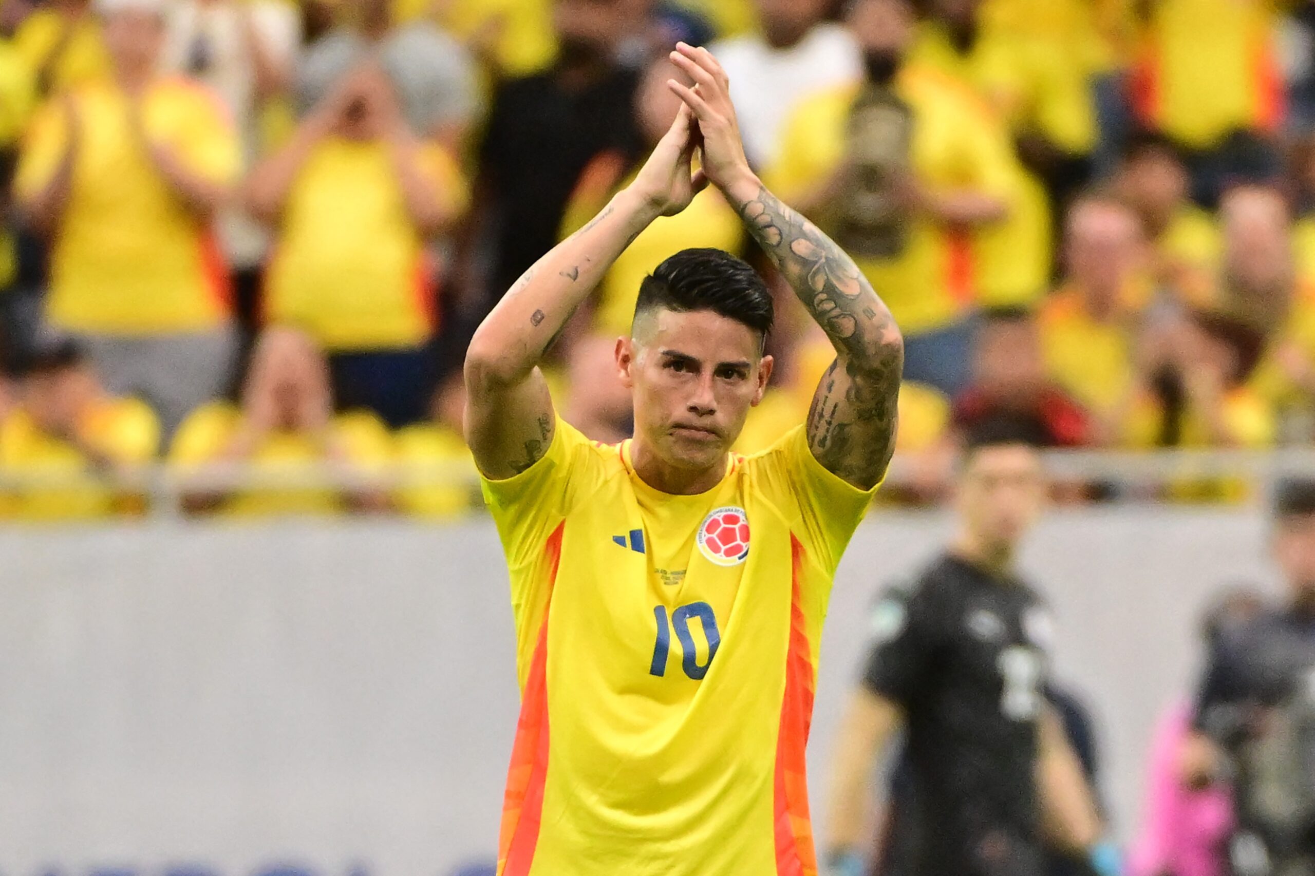 Colômbia desembarca no México, e James traça objetivo: “Por que não sonhar com a final?”
