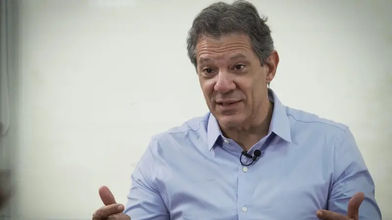 Haddad defende a ‘taxa das blusinhas’ mesmo após recuo de Lula: ‘Eu não mudei de opinião’