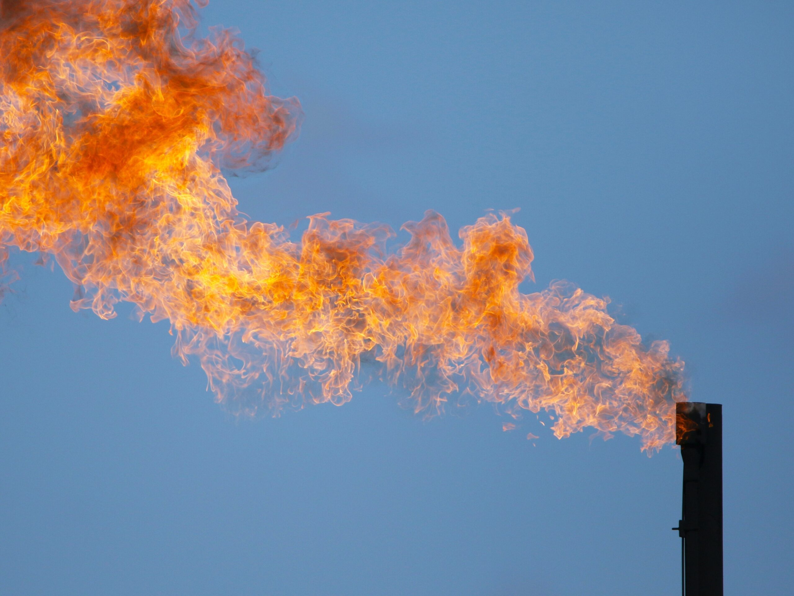 OPEP+ aprova novo aumento na produção de petróleo em meio à crise no Oriente Médio