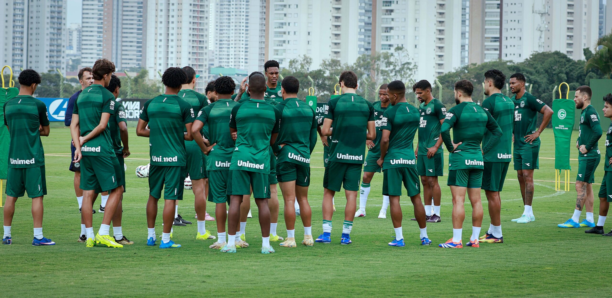 Goiás espera vencer confrontos diretos para se reaproximar das primeiras posições
