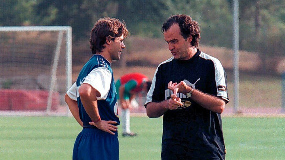 Como técnico dos EUA foi descoberto por Bielsa enquanto dormia; entenda
