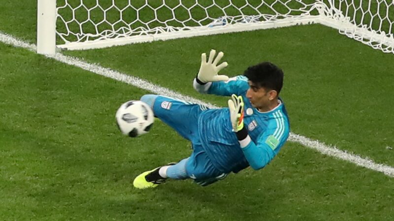 Goleiro que fez “milagre” pelo Irã na Copa pegou pênalti de CR7 em 2018 e parou no hospital em 2022
