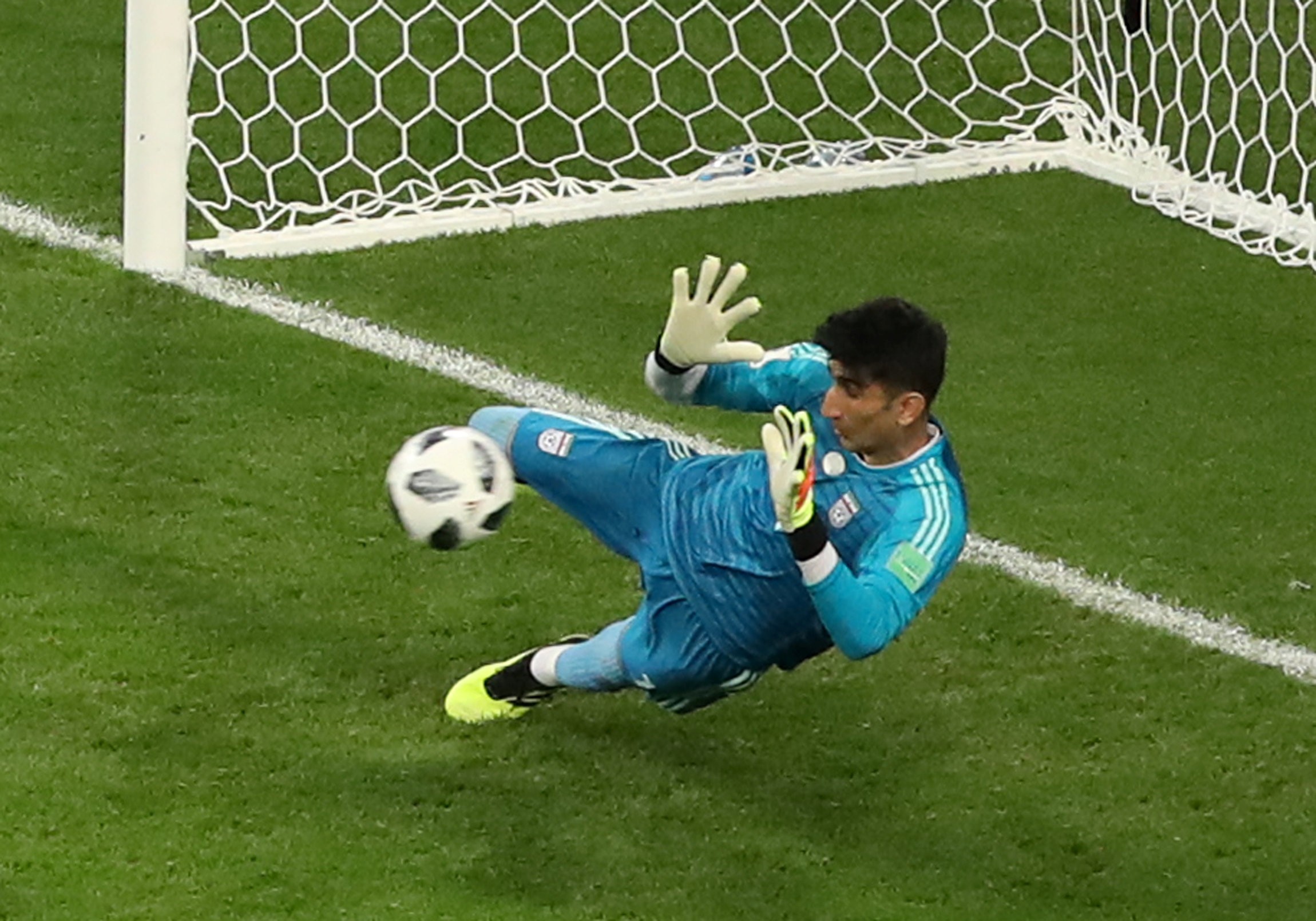Goleiro que fez “milagre” pelo Irã na Copa pegou pênalti de CR7 em 2018 e parou no hospital em 2022