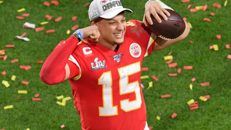 Chiefs renovam com Mahomes, que ganha 1º contrato da NFL acima de US$ 500 milhões