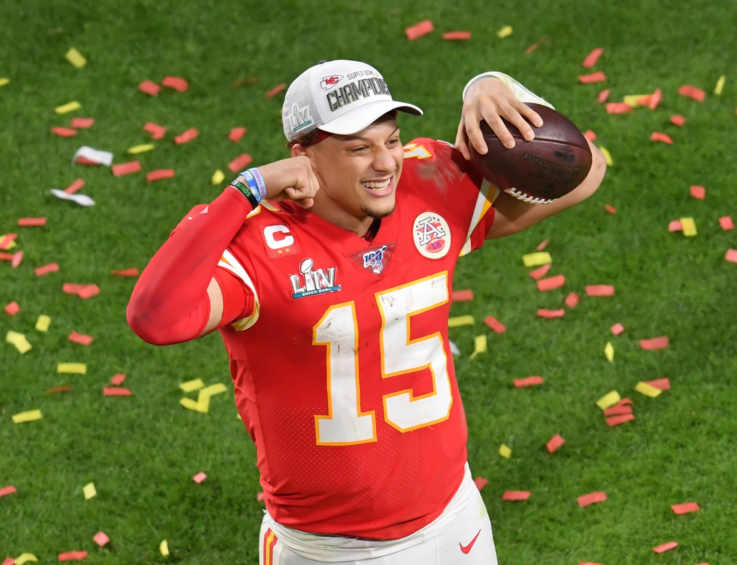 Chiefs renovam com Mahomes, que ganha 1º contrato da NFL acima de US$ 500 milhões