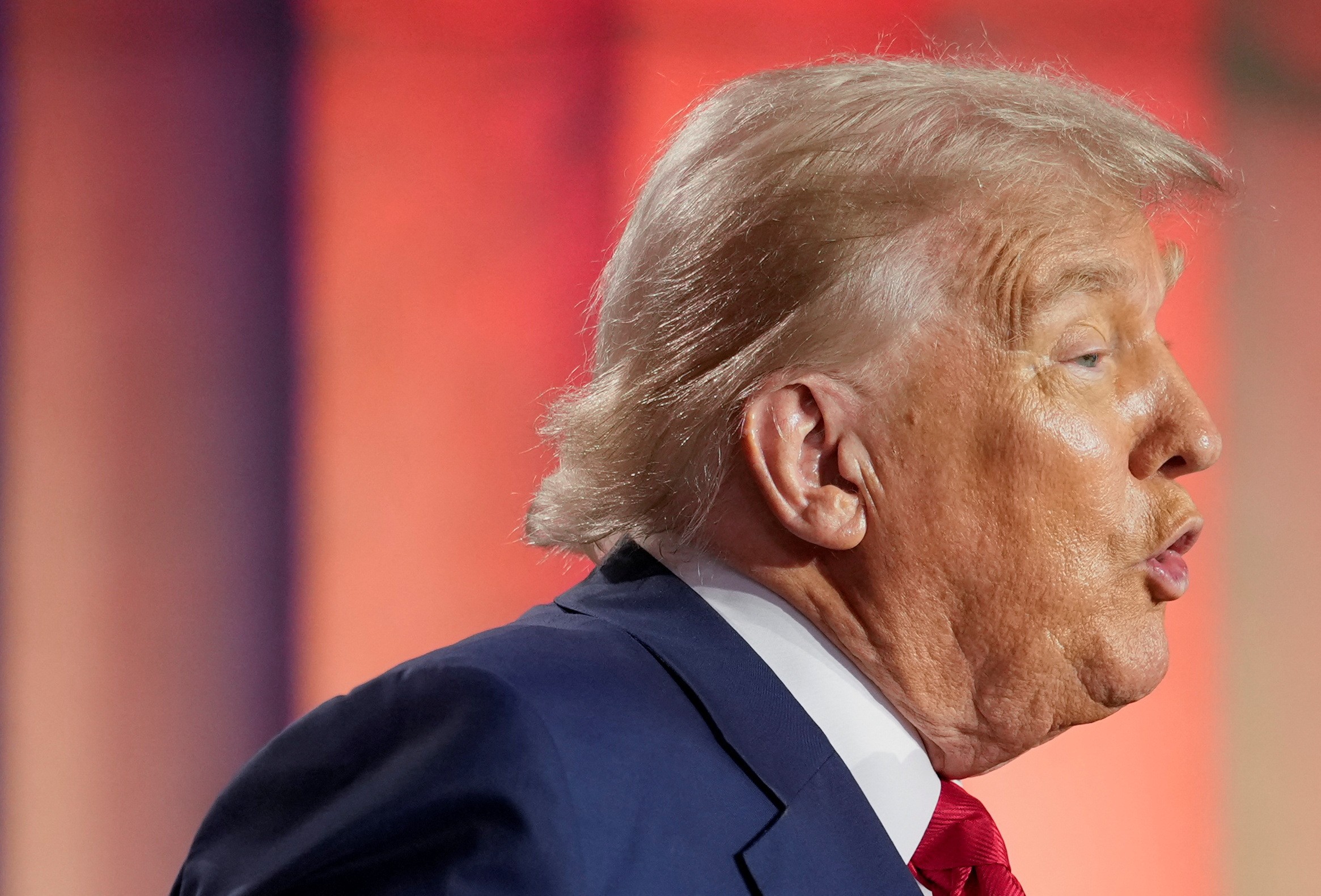 Trump diz que órgão de inteligência dos EUA é ‘grande demais’ e pede demissões