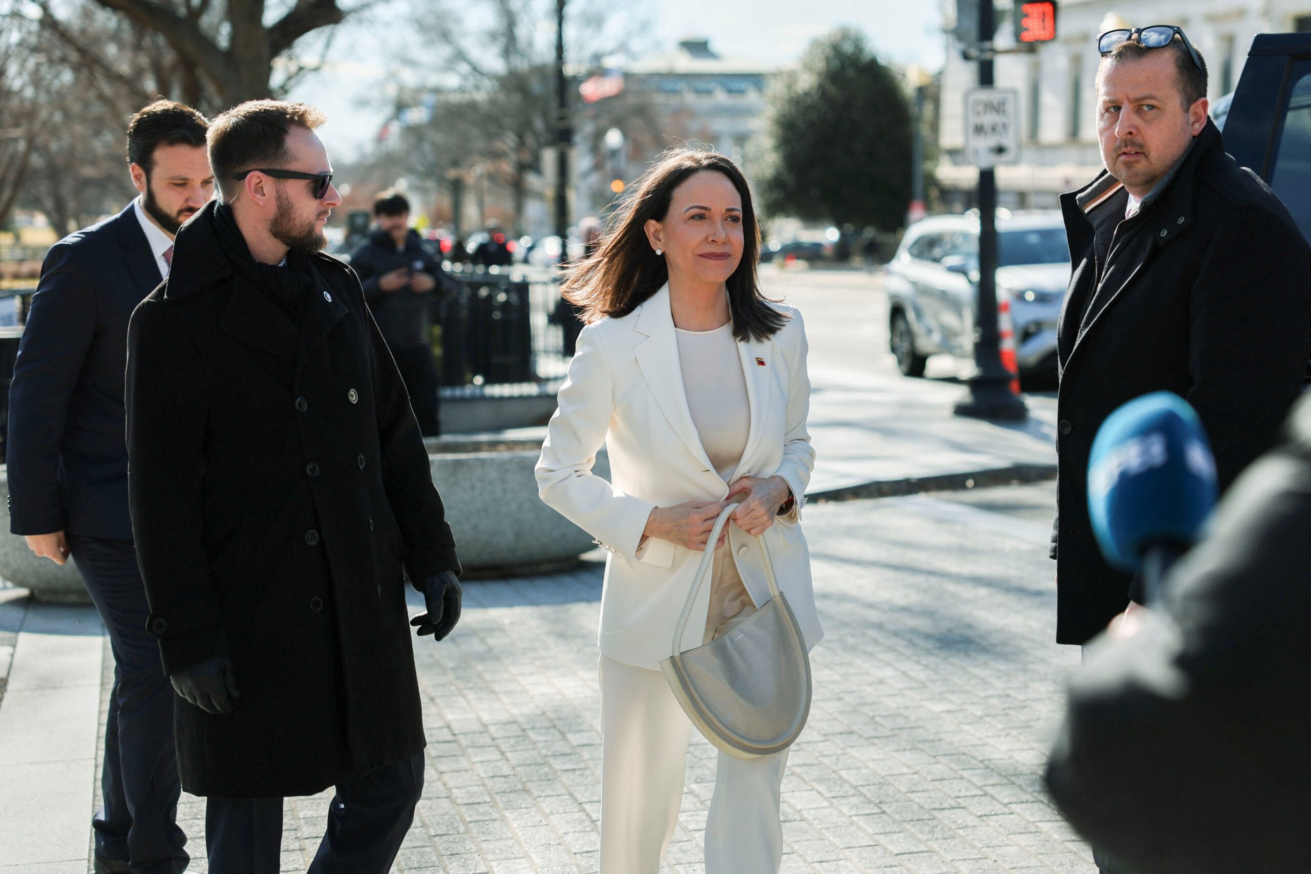 María Corina Machado, líder da oposição da Venezuela, acusa governo interino de impedir seu retorno ao país
