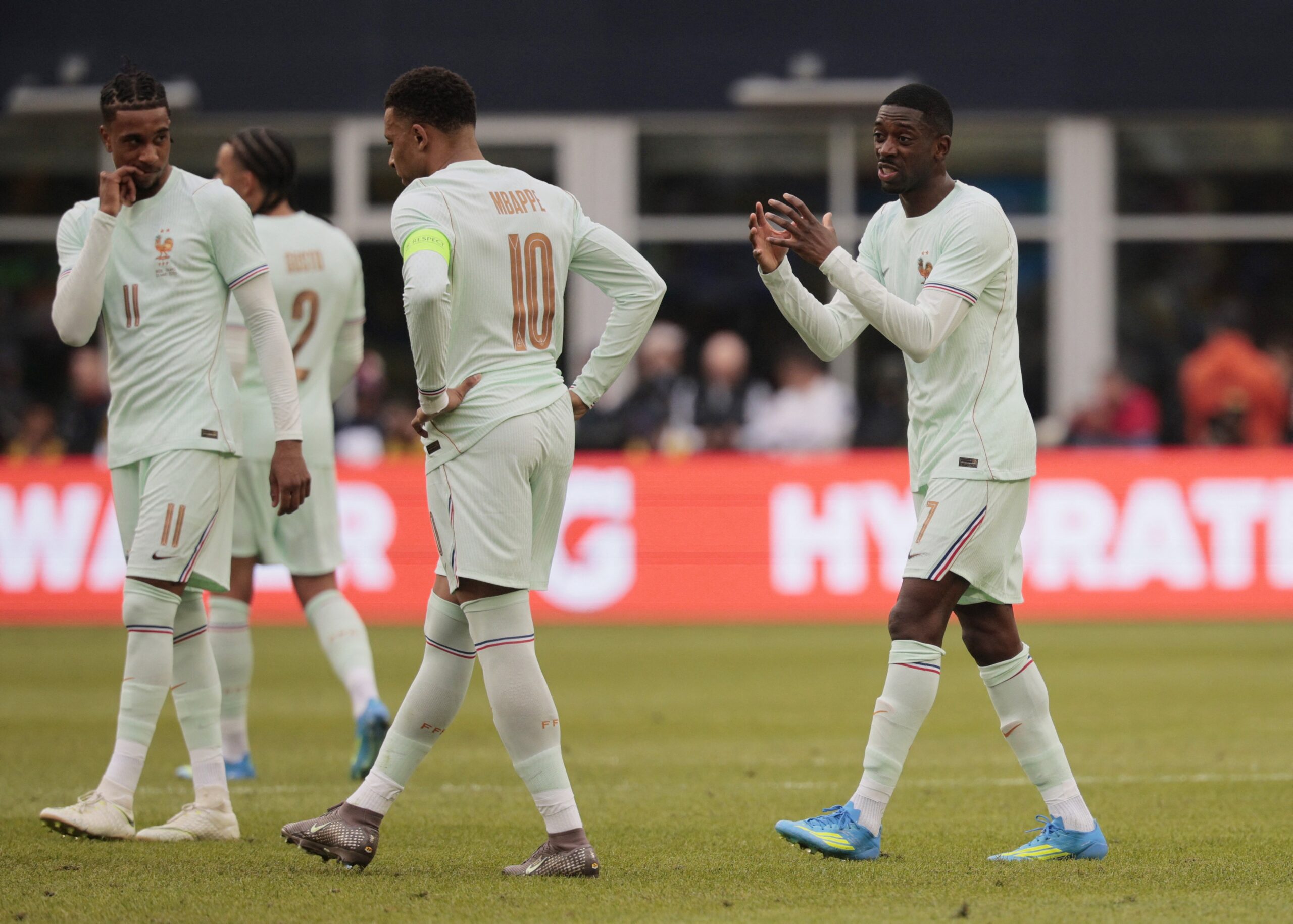 Dembélé pede a Mbappé mais esforço defensivo na França, diz jornal