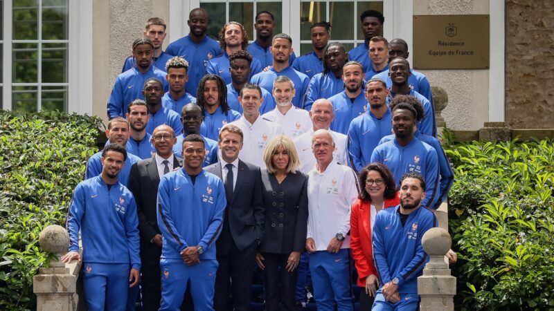 Presidente da França visita seleção em preparação para Copa do Mundo