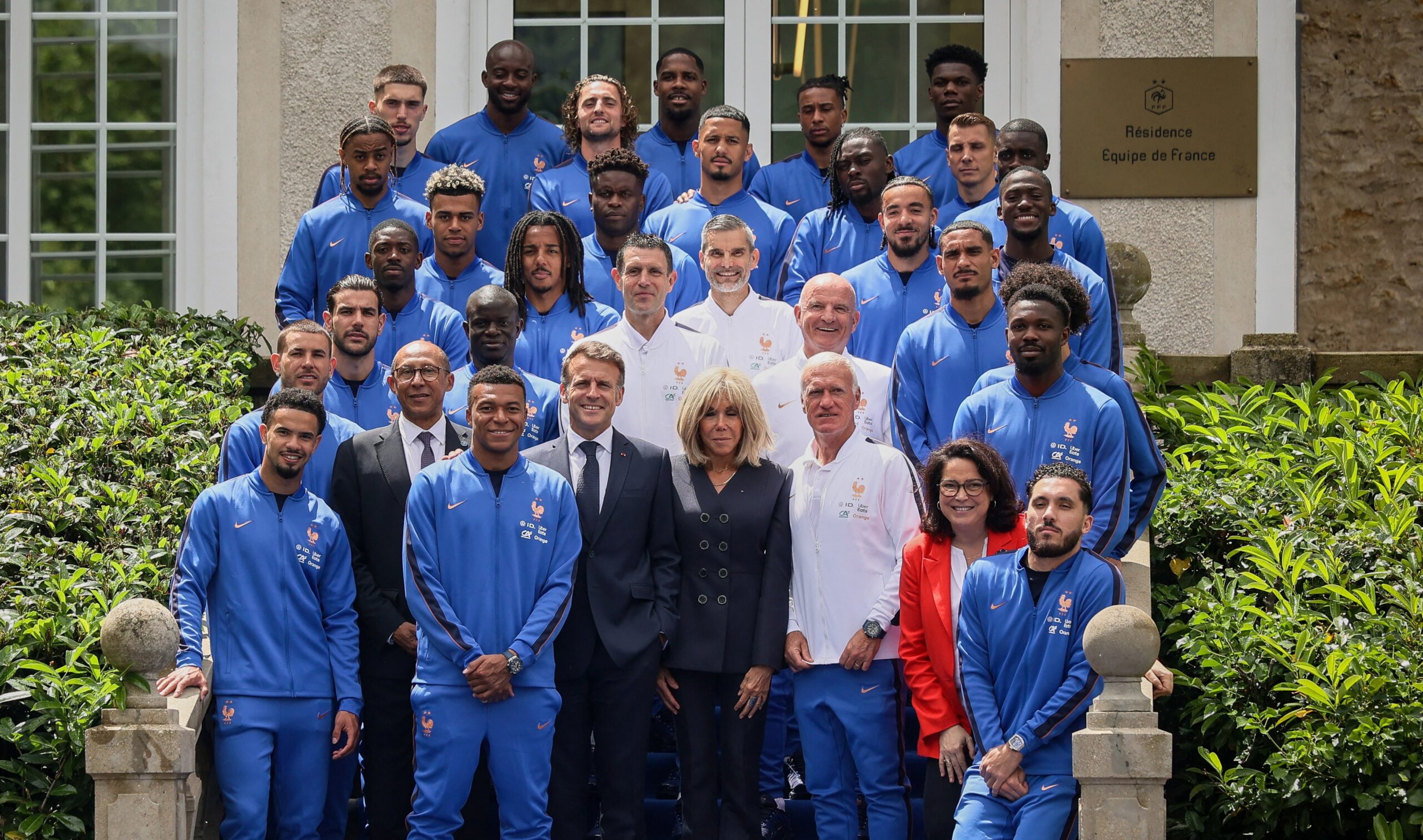 Presidente da França visita seleção em preparação para Copa do Mundo