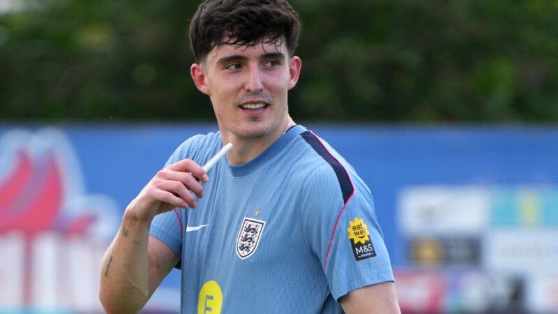 Tino Livramento sofre lesão muscular e pode ser cortado da seleção da Inglaterra na Copa do Mundo