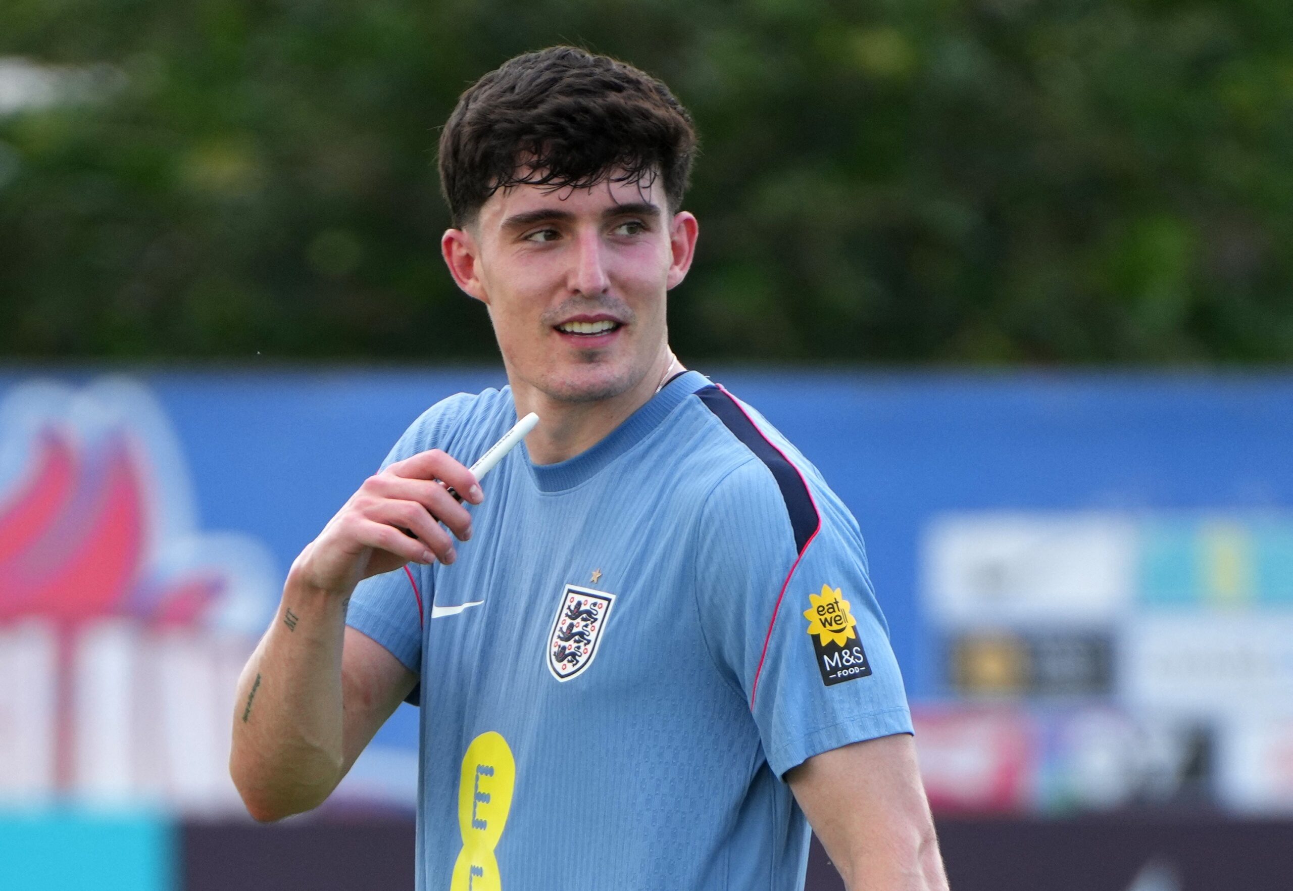Tino Livramento sofre lesão muscular e pode ser cortado da seleção da Inglaterra na Copa do Mundo