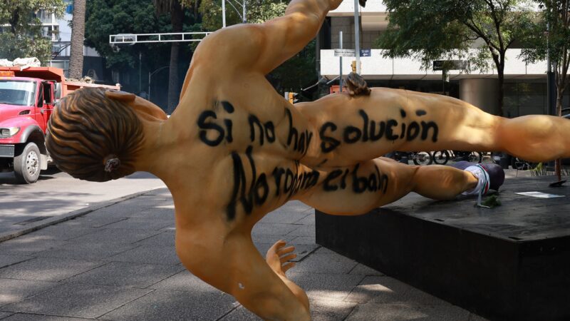 Estátuas de jogadores da Copa são derrubadas durante protesto de professores no México