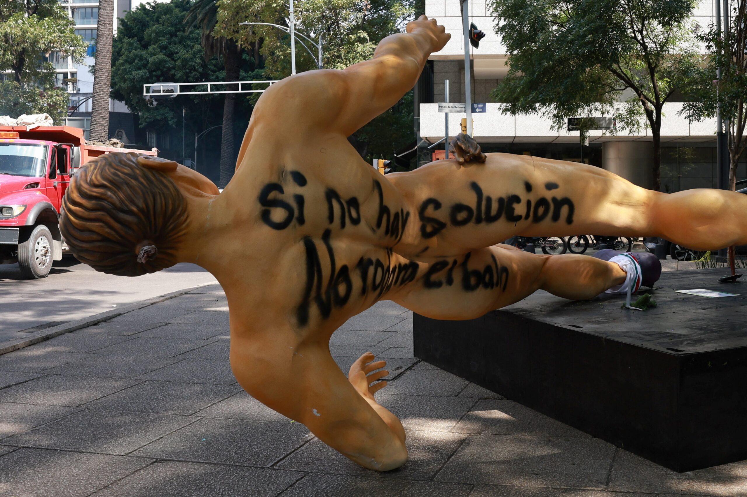 Estátuas de jogadores da Copa são derrubadas durante protesto de professores no México