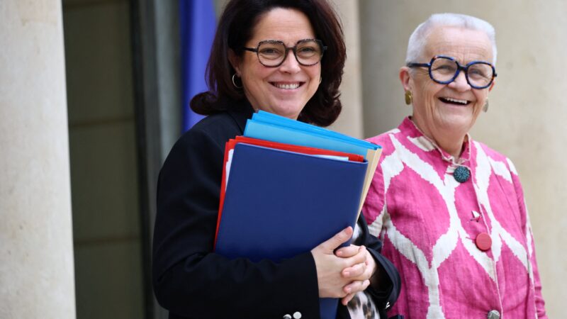 Ministra dá pedras da sorte para seleção da França antes da Copa do Mundo