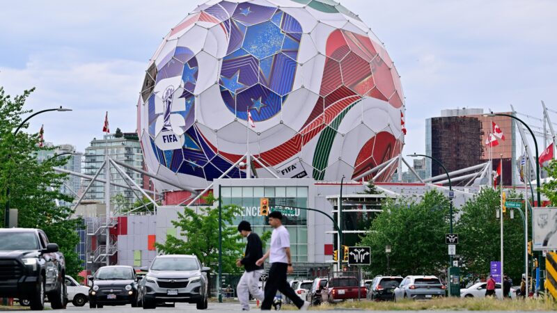 Famoso ponto turístico de Vancouver ganha nova cara e “vira” bola da Copa; veja antes e depois