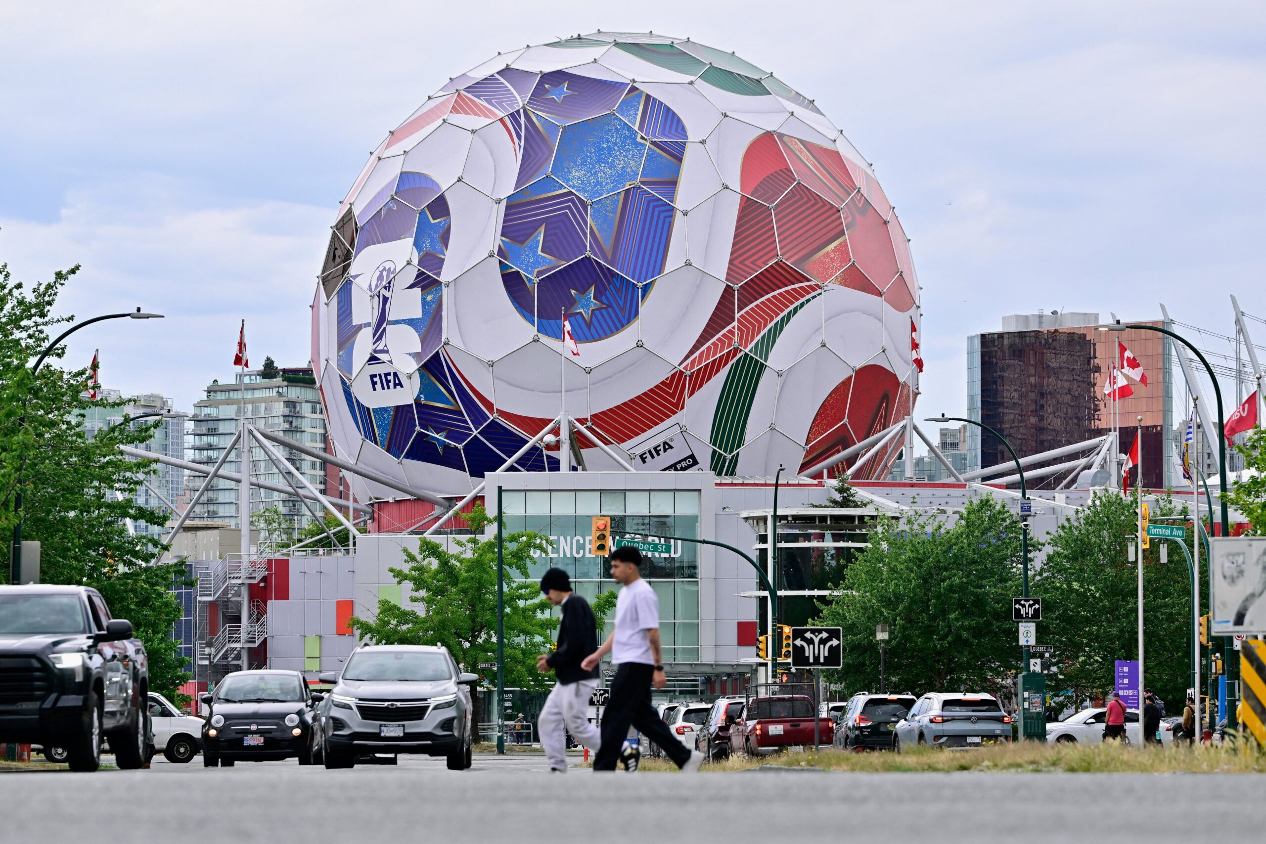 Famoso ponto turístico de Vancouver ganha nova cara e “vira” bola da Copa; veja antes e depois