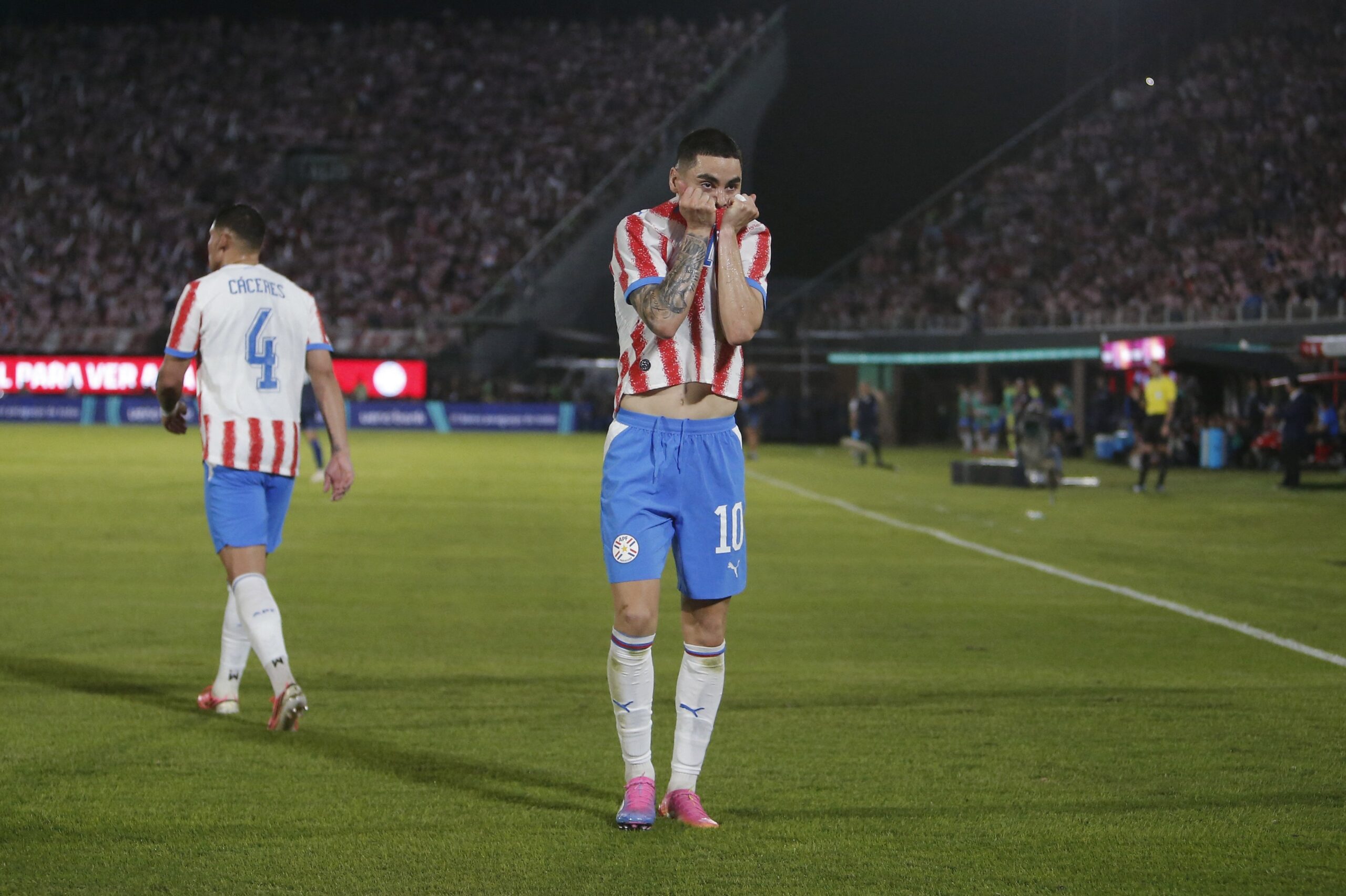 Com festa e despedida de ídolo, Paraguai goleia Nicarágua antes de embarque rumo à Copa do Mundo