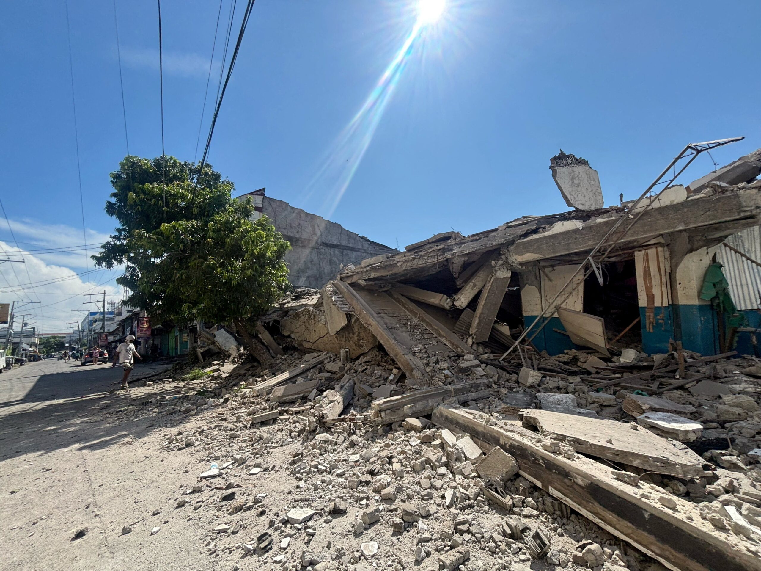 FOTOS mostram estragos após terremoto nas Filipinas que deixou dezenas de mortos