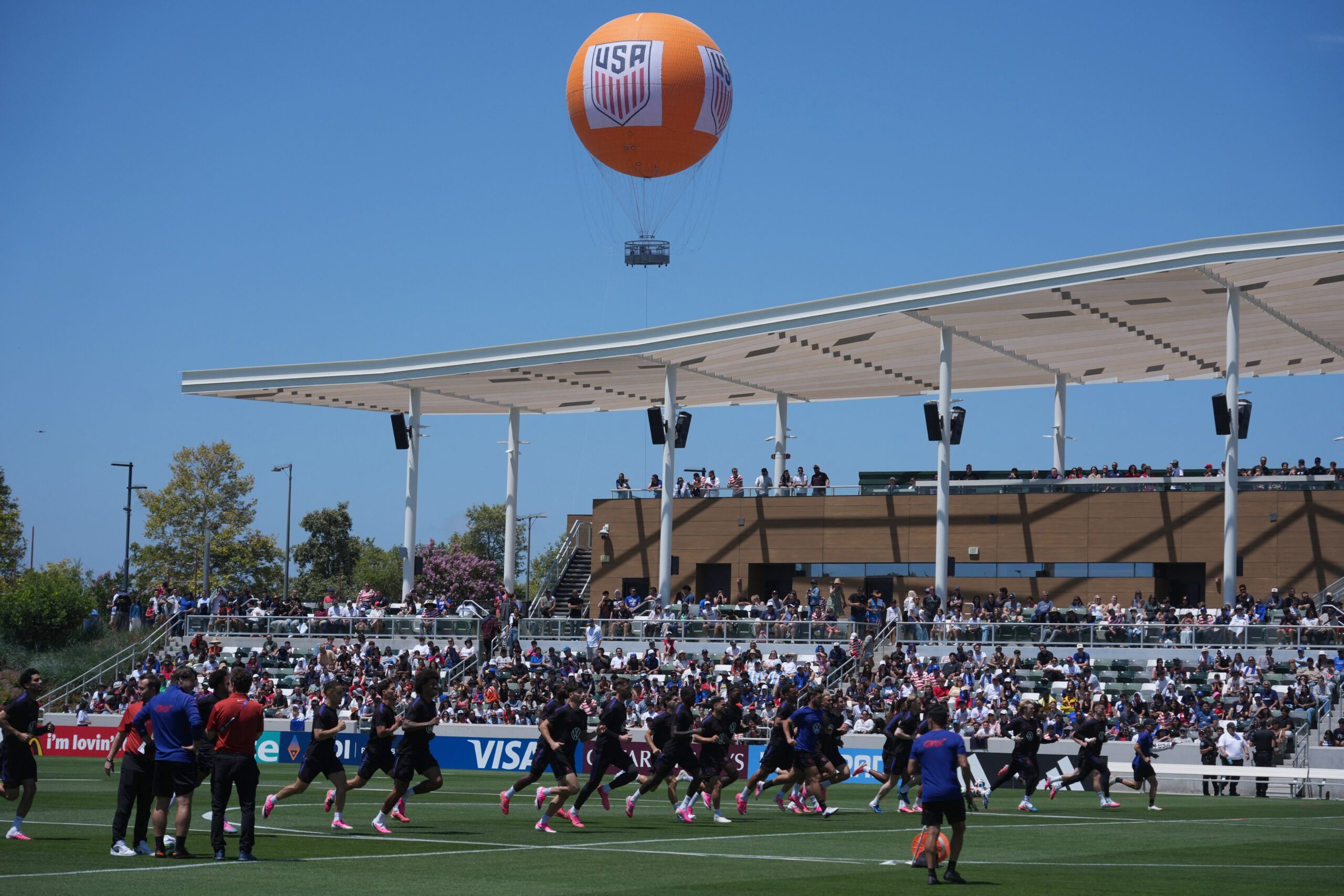 Seleção dos Estados Unidos lota estádio em treino para a Copa do Mundo; veja vídeo