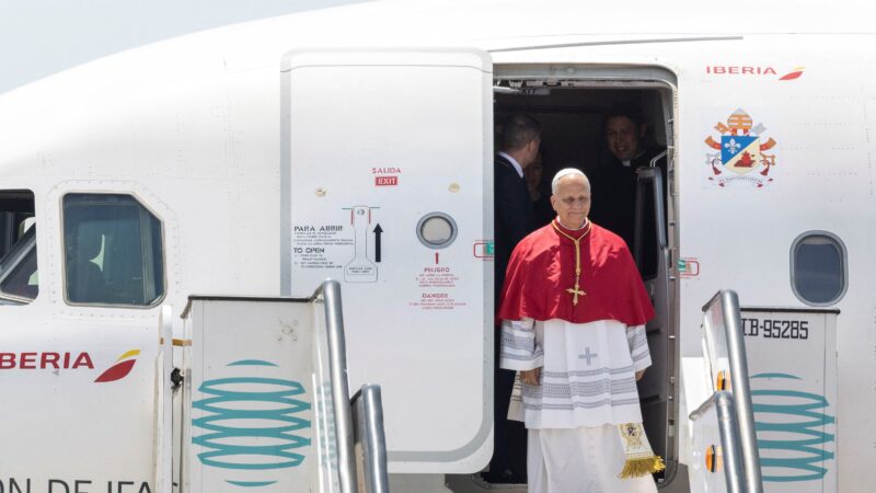 Papa Leão XIV chega a Barcelona para abençoar nova torre da Sagrada Família