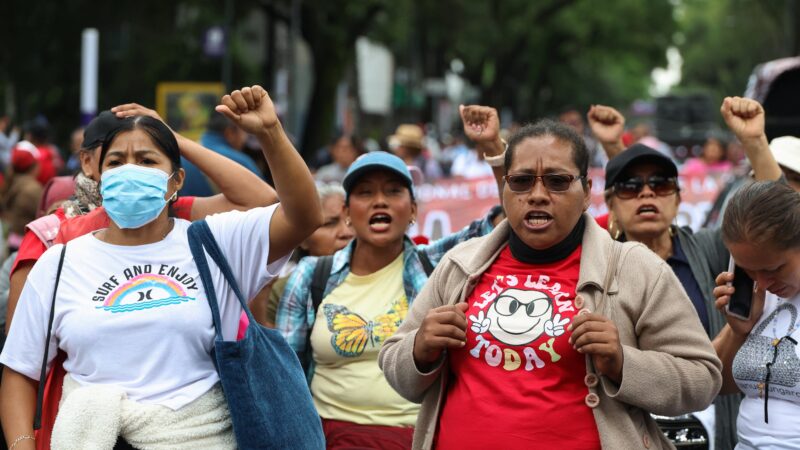 ‘Sem solução, a bola não rola’: professores pedem aumento de 100% em protestos contra a Copa no México
