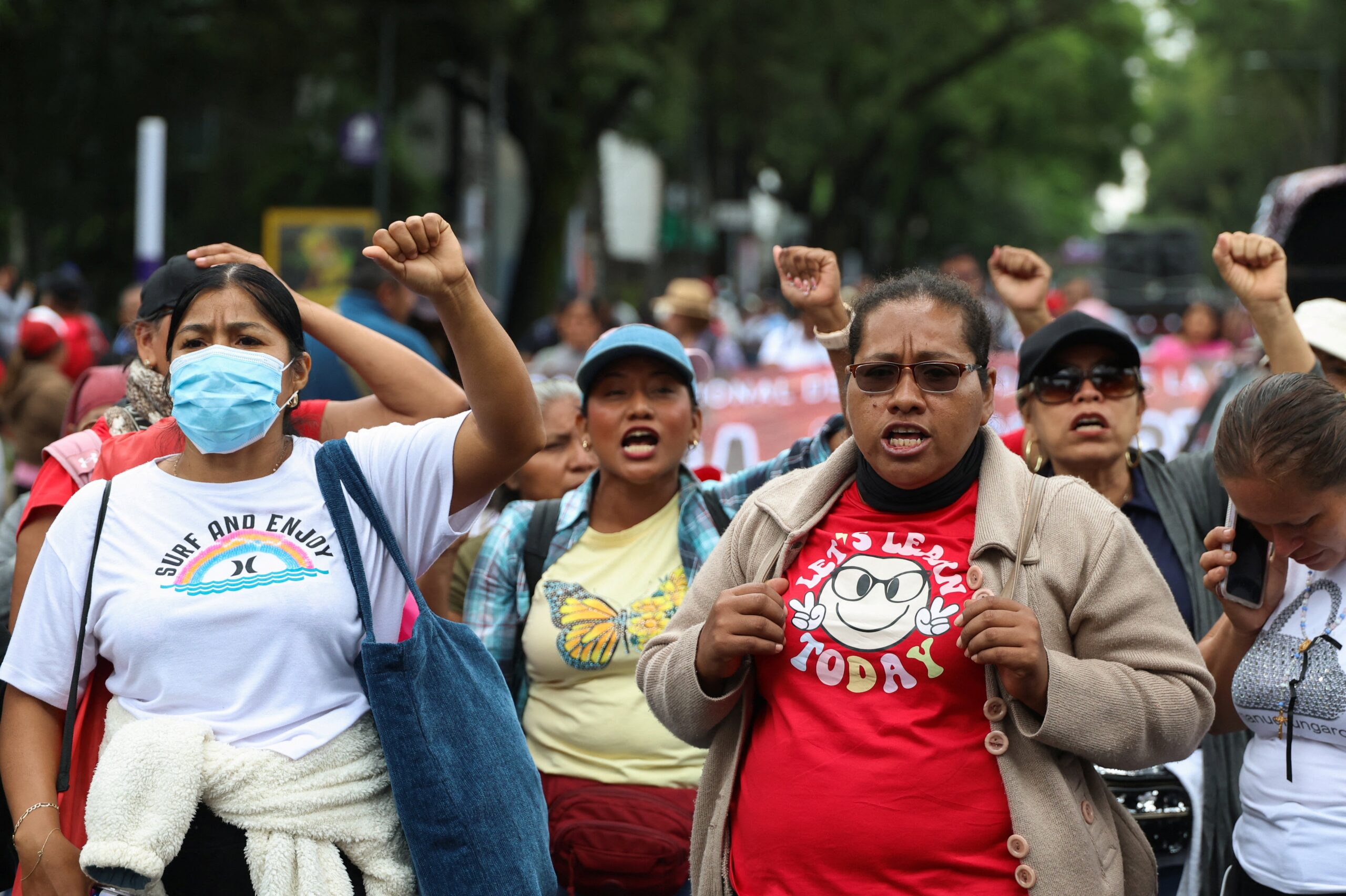 ‘Sem solução, a bola não rola’: professores pedem aumento de 100% em protestos contra a Copa no México