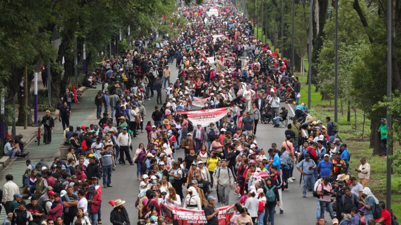 Milhares de manifestantes marcham em direção a estádio da Copa no México; polícia instala barreiras