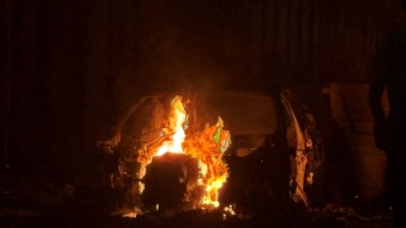 Manifestantes incendeiam casas e carros em protestos anti-imigração na Irlanda do Norte