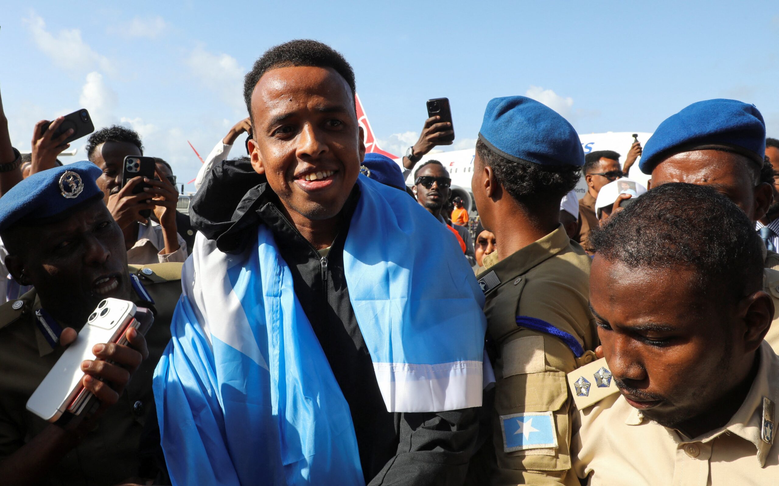 Árbitro somali barrado pelos EUA receberá salário integral da Fifa