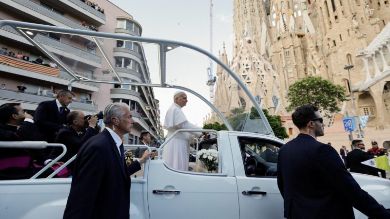 Papa Leão XIV chega à Sagrada Família para abençoar a torre que tornou a igreja a mais alta do mundo